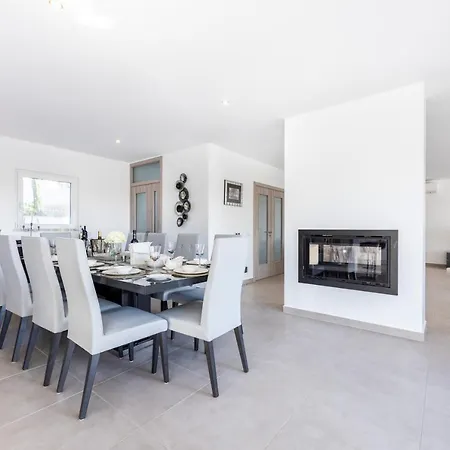 Villa Benisamar Beautiful And Elegant 5 Bedroom - Short Walk Carvoeiro *