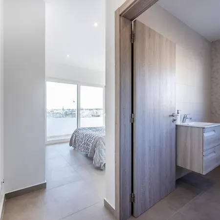 Benisamar Beautiful And Elegant 5 Bedroom Carveoira Short Walk To Carvoeiro Centre & Beach *